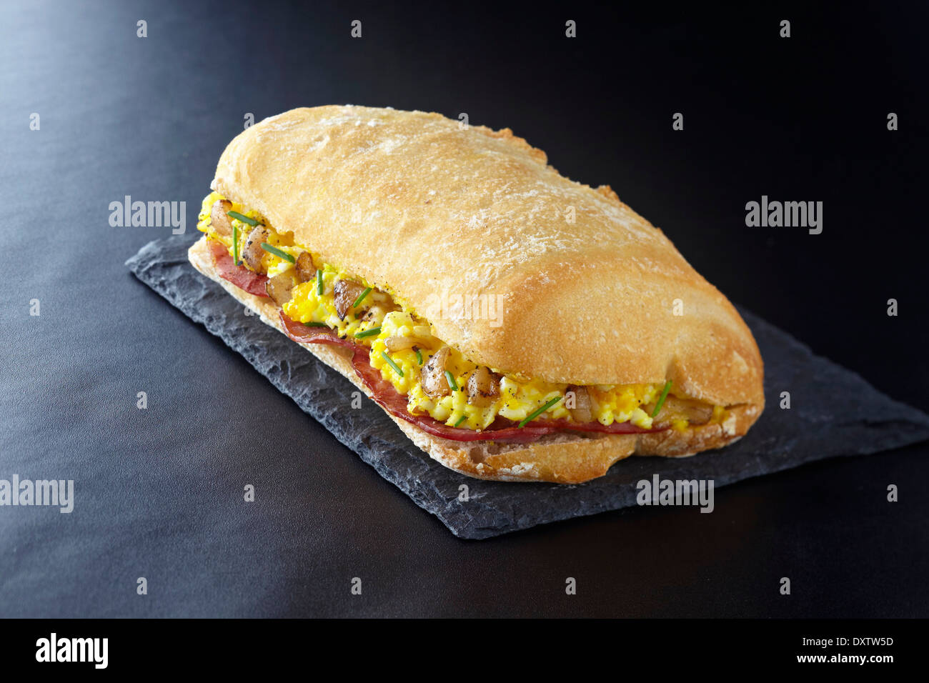 Mimosa d'uovo,pancetta, cipolla e erba cipollina sandwich di pane Foto Stock