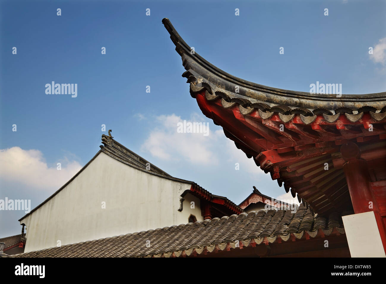 Volare eaves sul tetto al Tempio Confuciano, a Shanghai, Cina. Foto Stock