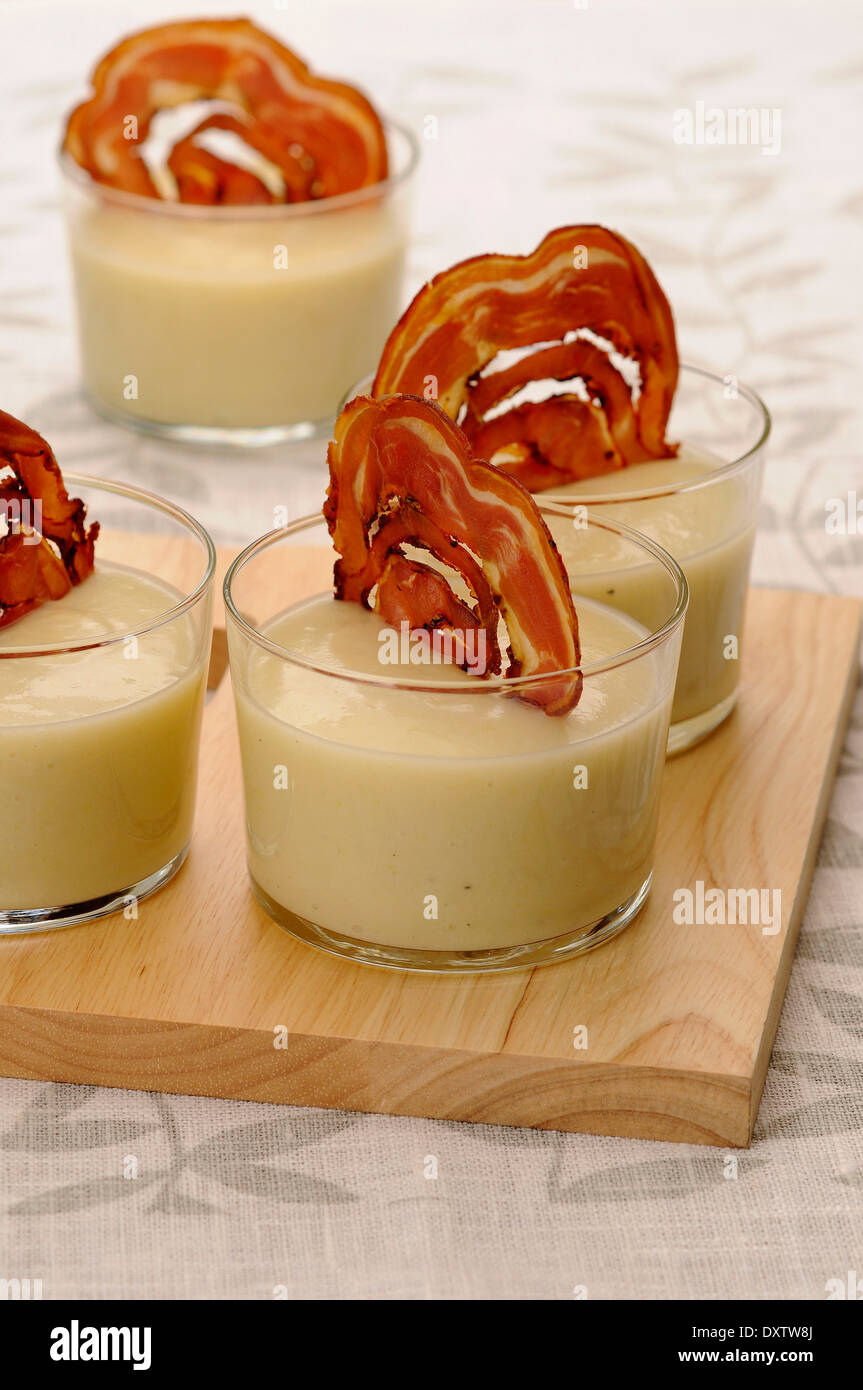 Crema di cavolfiore e gorgonzola con pancetta croccante Foto Stock