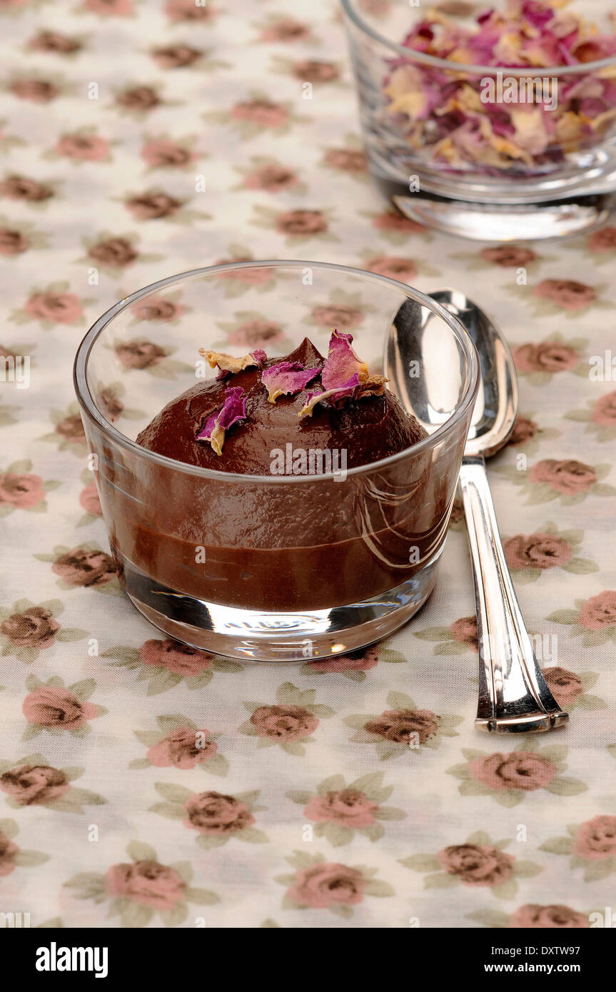 Cioccolato e crema alla rosa dessert Foto Stock