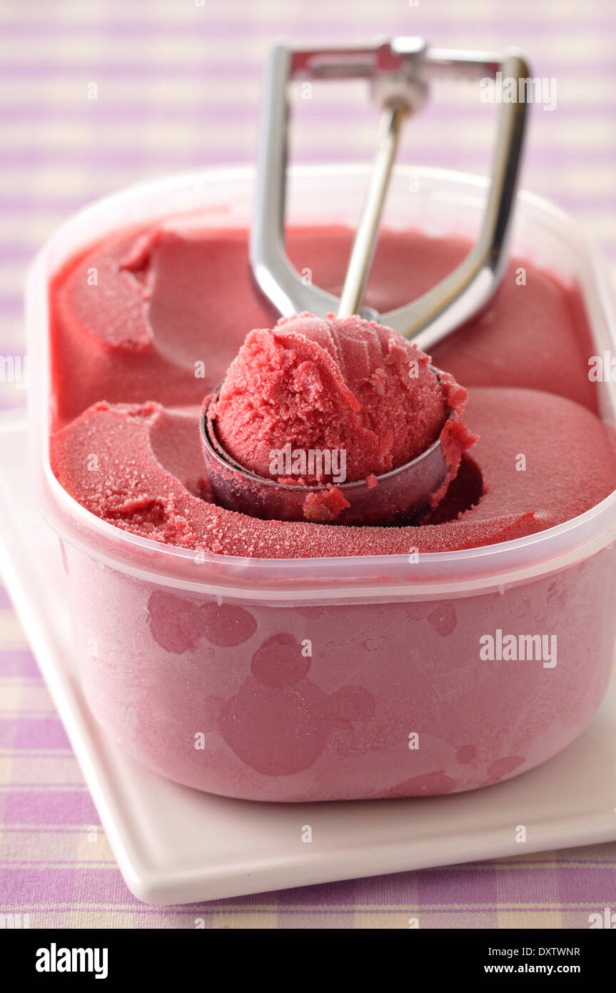 Cestella del gelato al lampone Foto Stock