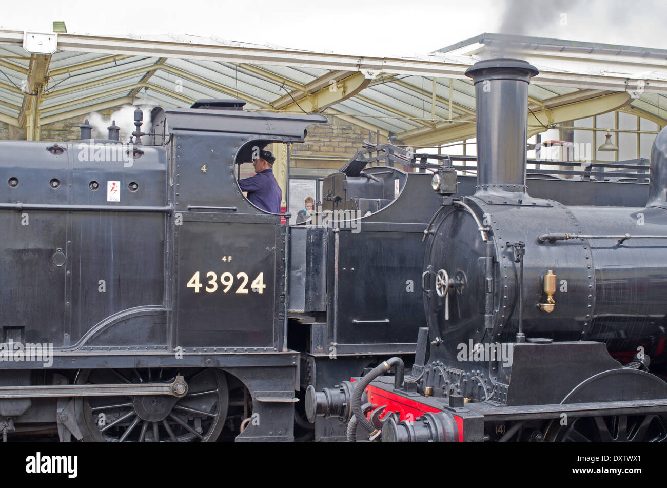 Bellissimi ricordi del passato preparare per il trasporto di passeggero sul restaurato Worth Valley Railway Keighley REGNO UNITO Foto Stock