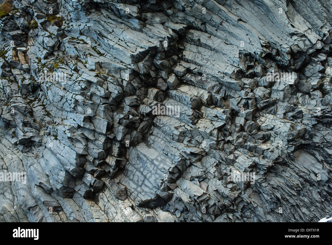 Basaltico del flusso di lava solidificata formando colonne in spiagge di Vik, Islanda Foto Stock