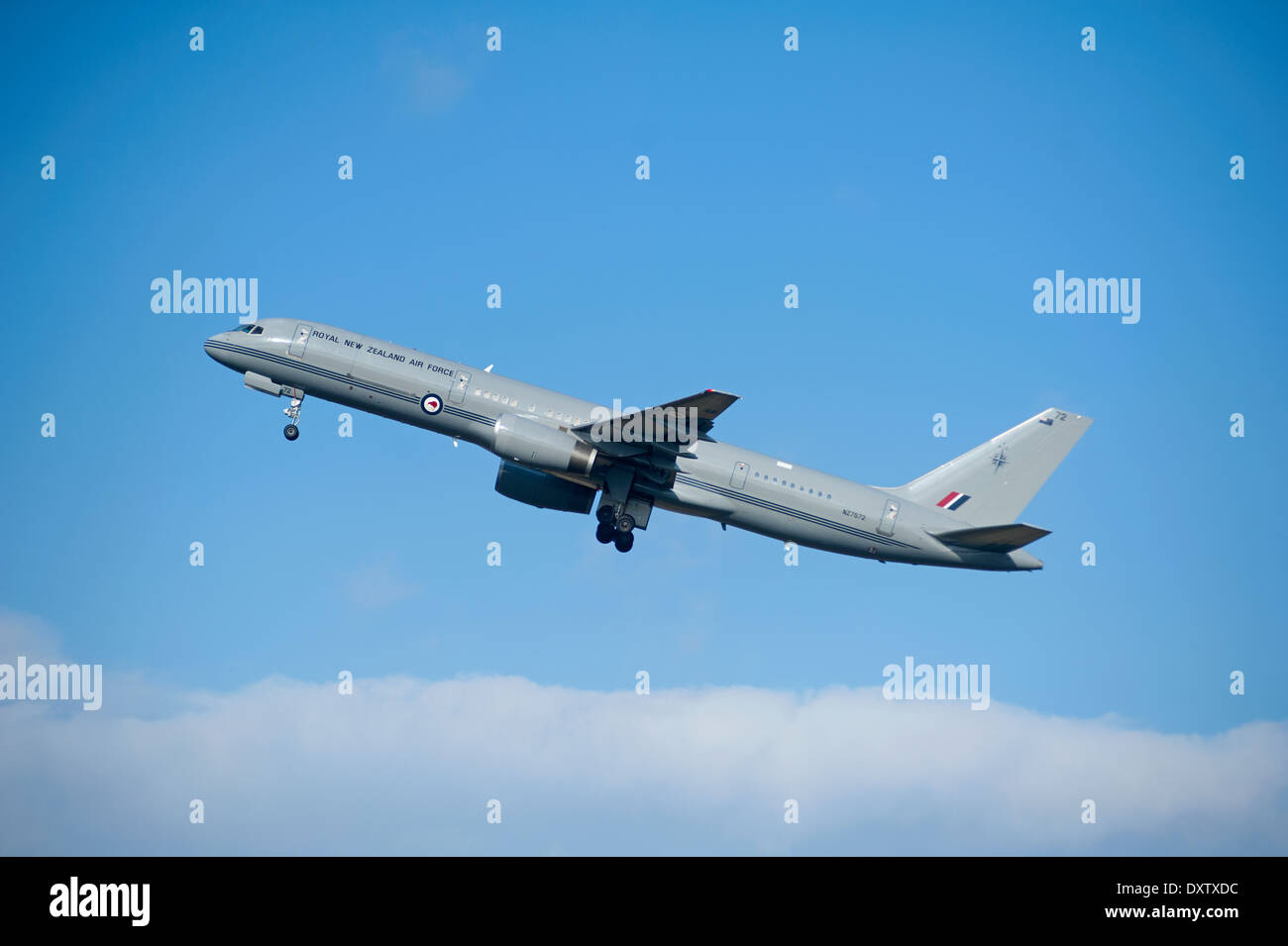 Nuova Zelanda Royal Airforce Boeing 757 lasciando RAF Lossiemouth sul suo ritorno long haul back home. SCO 9033 Foto Stock