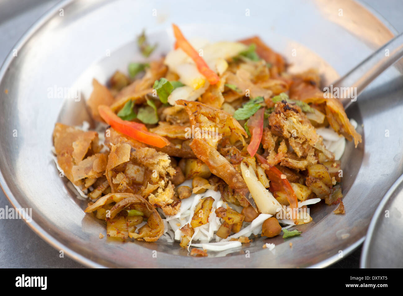 Fritti insalata di pesce sulla strada a Yangon, Myanmar Foto Stock