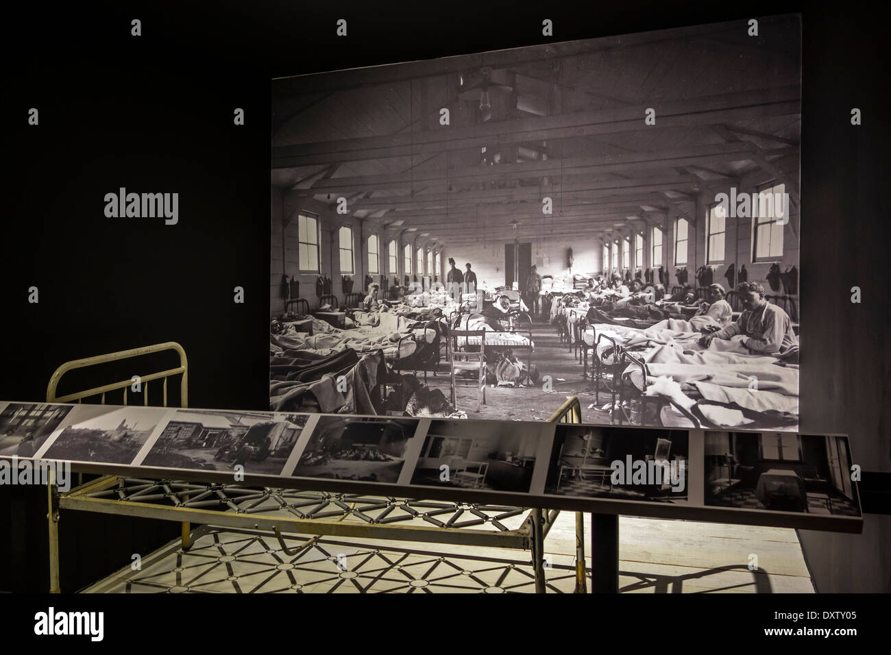 Old bed e archiviazione fotografia mostrante feriti WW1 soldati nella prima guerra mondiale un ospedale da campo nelle Fiandre, in Belgio Foto Stock