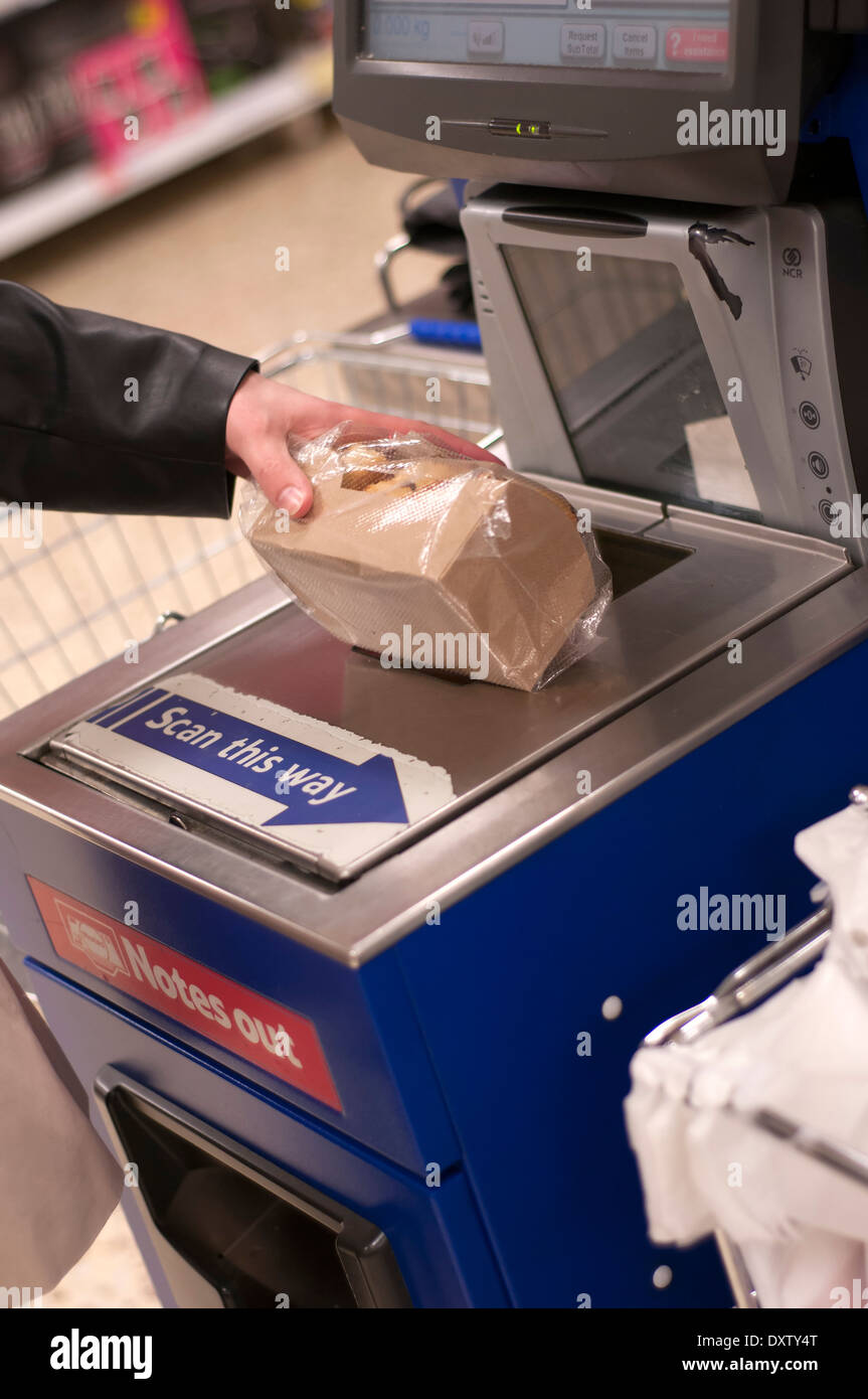 Elemento da scansionare attraverso il supermercato self service checkout Foto Stock