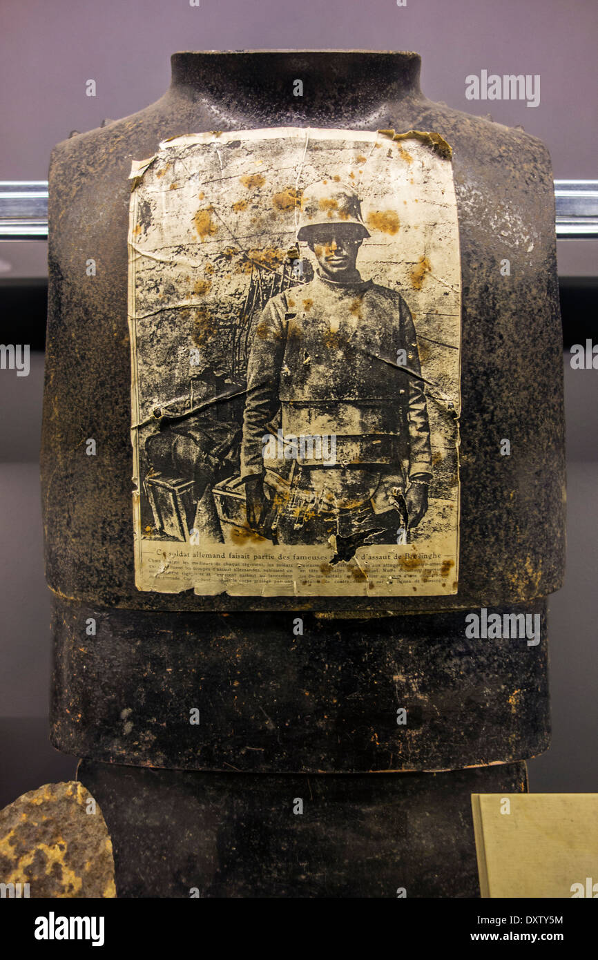 Il tedesco WWI corazza / corpo di acciaio corazza usata durante la Prima Guerra Mondiale uno al museo all'interno delle IJzertoren / Yser Tower, Belgio Foto Stock