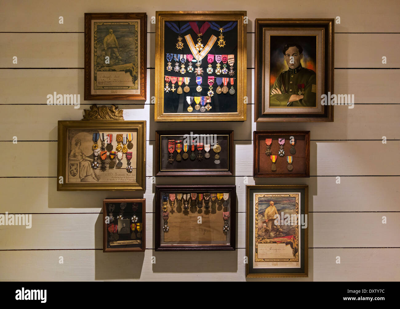 Collezione di medaglie militari del belga prima guerra mondiale un soldato al museo all'interno delle IJzertoren / Yser Tower, Belgio Foto Stock