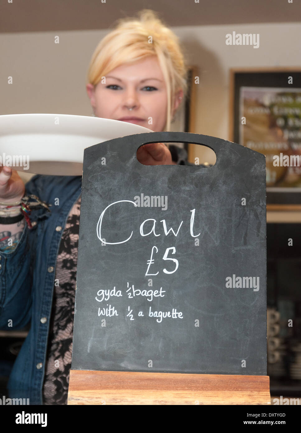 Il Galles Cafe Lavagna scheda Menu offrendo Cawl, zuppa Foto Stock