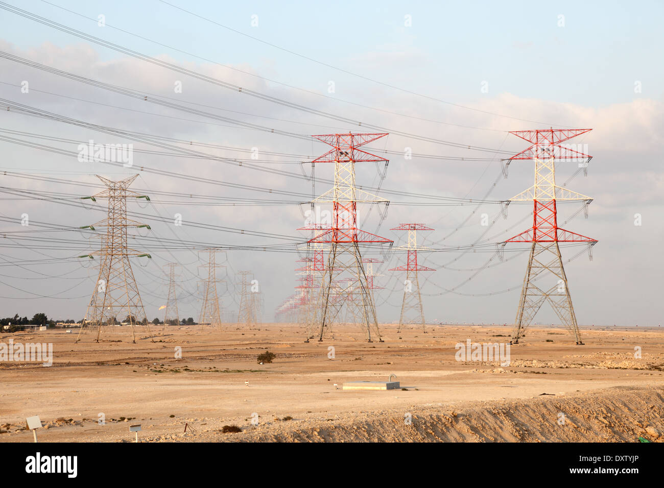 Le linee di alimentazione nel deserto del Qatar, Medio Oriente Foto Stock