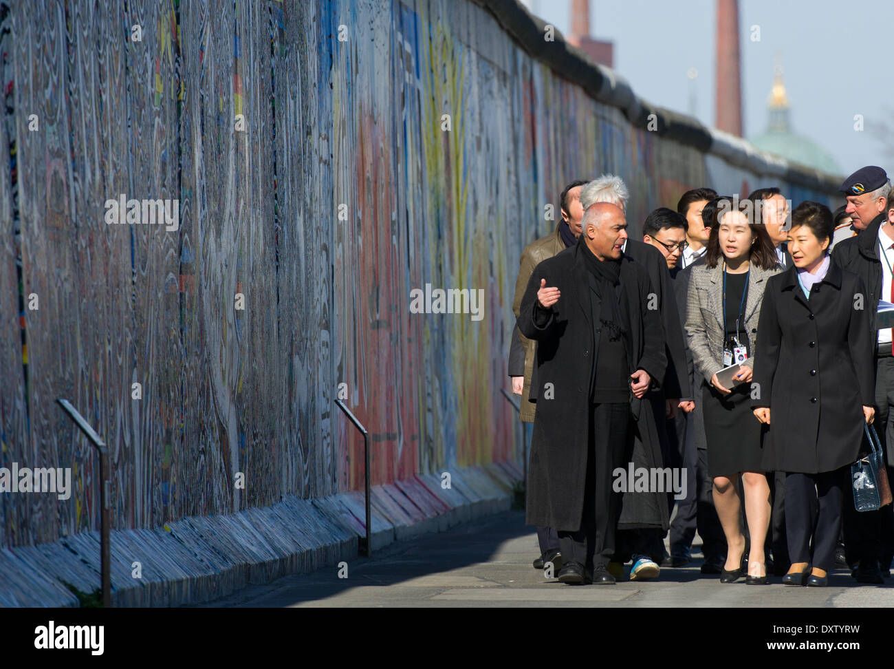 Berlino, Germania. 27 Mar, 2014. Il Presidente sud coreano Park Geun-hye visiti la East Side Gallery e una mostra fotografica sulla De-militarized zone tra Corea del Nord e Corea del sud di Berlino, Germania, 27 marzo 2014. La più lunga ancora restante parte dell'ex interno-confine tedesco è stato di particolare interesse per il parco in quanto essa proviene da una nazione divisa se stessa. Foto: Bernd von Jutrczenka/dpa/Alamy Live News Foto Stock