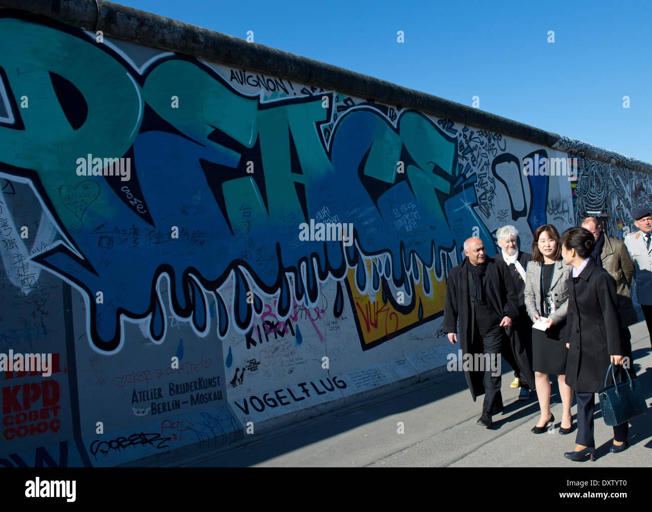 Berlino, Germania. 27 Mar, 2014. Il Presidente sud coreano Park Geun-hye (R) visite la East Side Gallery e una mostra fotografica sulla De-militarized zone tra Corea del Nord e Corea del sud di Berlino, Germania, 27 marzo 2014. La più lunga ancora restante parte dell'ex interno-confine tedesco è stato di particolare interesse per il parco in quanto essa proviene da una nazione divisa se stessa. Foto: Bernd von Jutrczenka/dpa/Alamy Live News Foto Stock