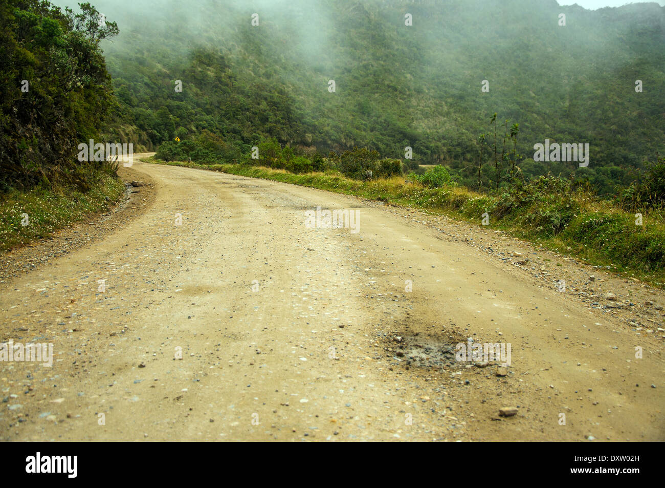 Strada sterrata attraverso il deserto in Colombia rurale Foto Stock