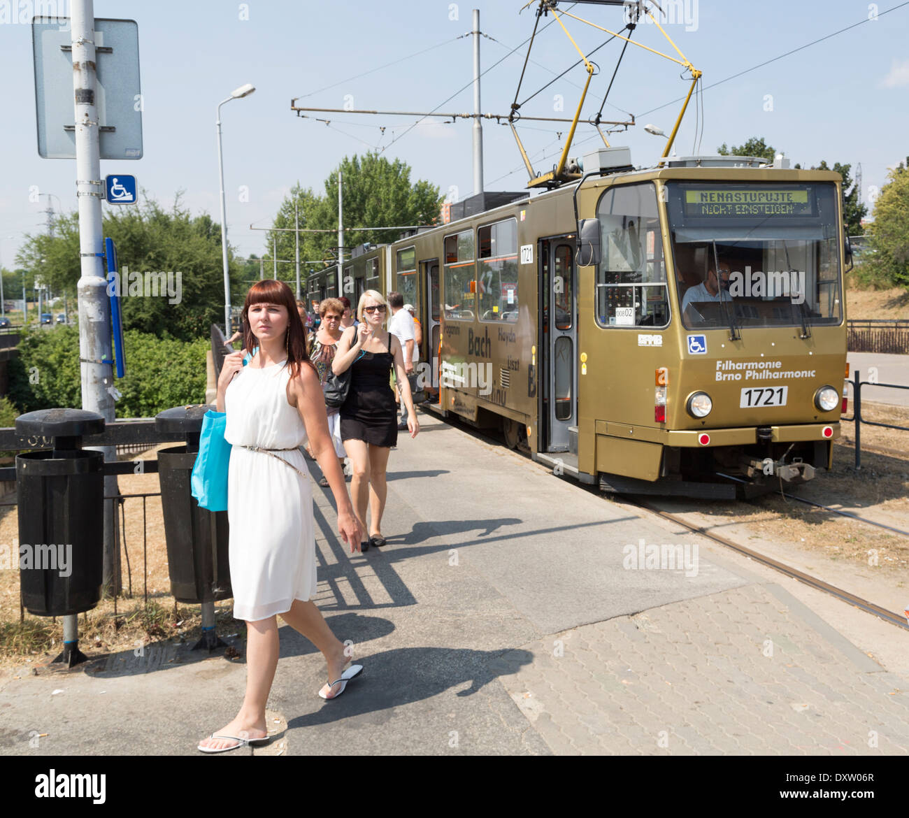 La gente a piedi dalla stazione del tram, Brno, Repubblica Ceca Foto Stock