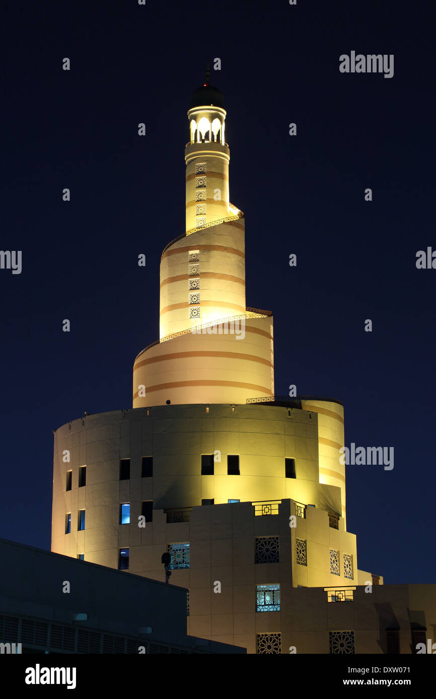 Minareto illuminato del Centro Islamico Fanar a Doha, in Qatar, Medio Oriente Foto Stock
