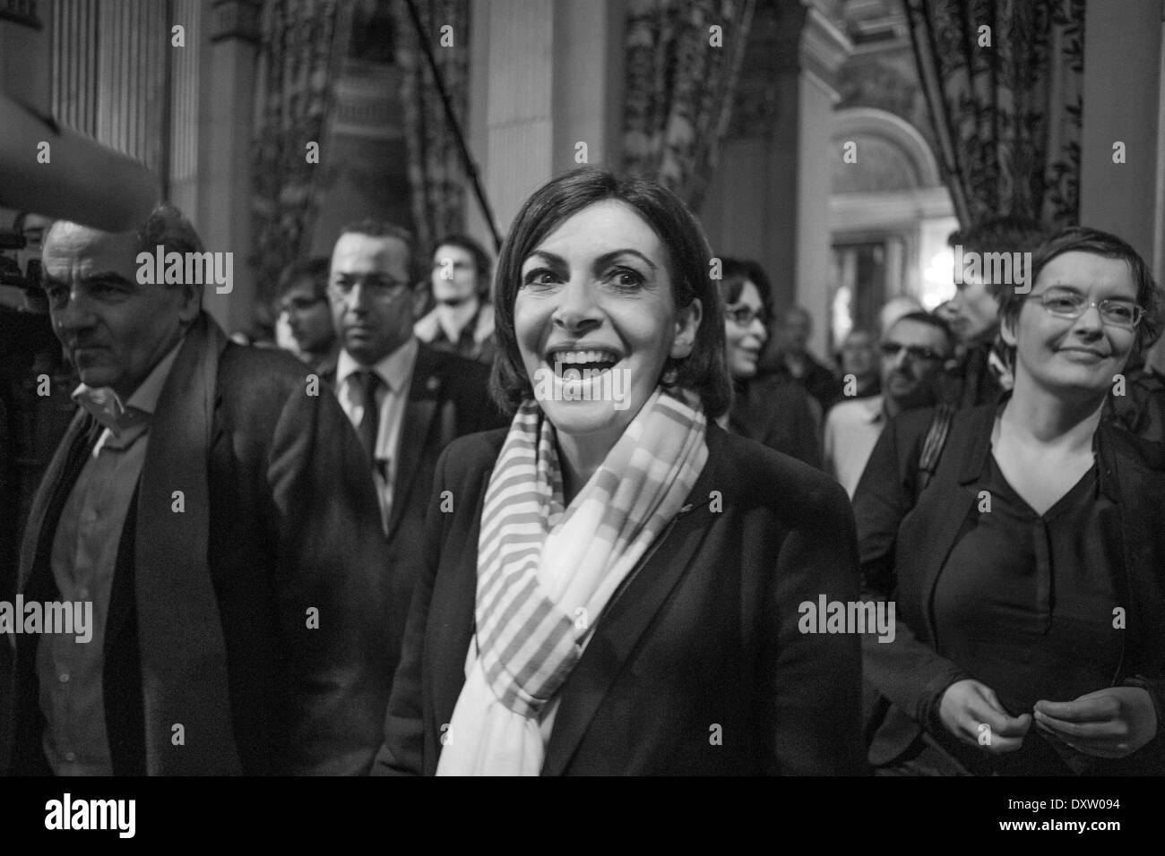 Marzo 30, 2014 - il neo eletto sindaco di Parigi, partito socialista francese (PS) Anne Hidalgo celebra la vittoria dopo aver appreso i risultati del secondo turno del francese alle elezioni municipali, durante un evento al di fuori del municipio di Parigi, il 30 marzo 2014. Anne Hidalgo, il candidato di Francia con la sua sentenza Partito socialista, sarà la prima donna sindaco di Parigi dopo aver vinto le elezioni municipali nella capitale francese oggi, exit poll indicato. (Foto di Michael Bunel/NurPhoto) (credito Immagine: © Michael Bunel/NurPhoto/ZUMAPRESS.com) Foto Stock