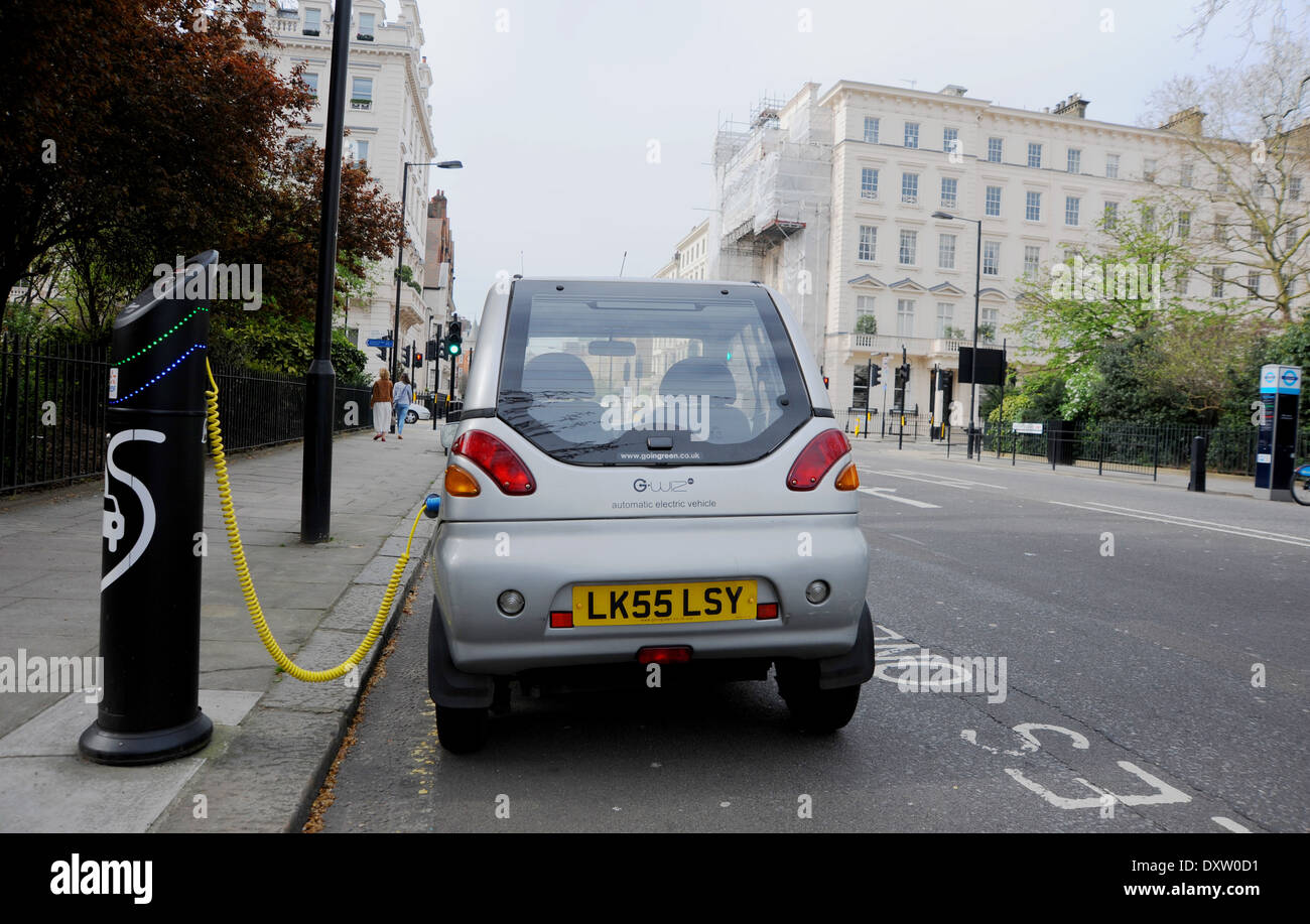 G-Wiz mi auto elettrica al punto di carica nella City of Westminster London REGNO UNITO Foto Stock