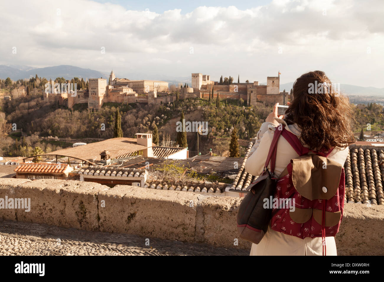 Una donna turistica prendendo una foto di La Alhambra Palace al tramonto dalla Plaza di San Nicola, Granada Andalusia Spagna Europa Foto Stock