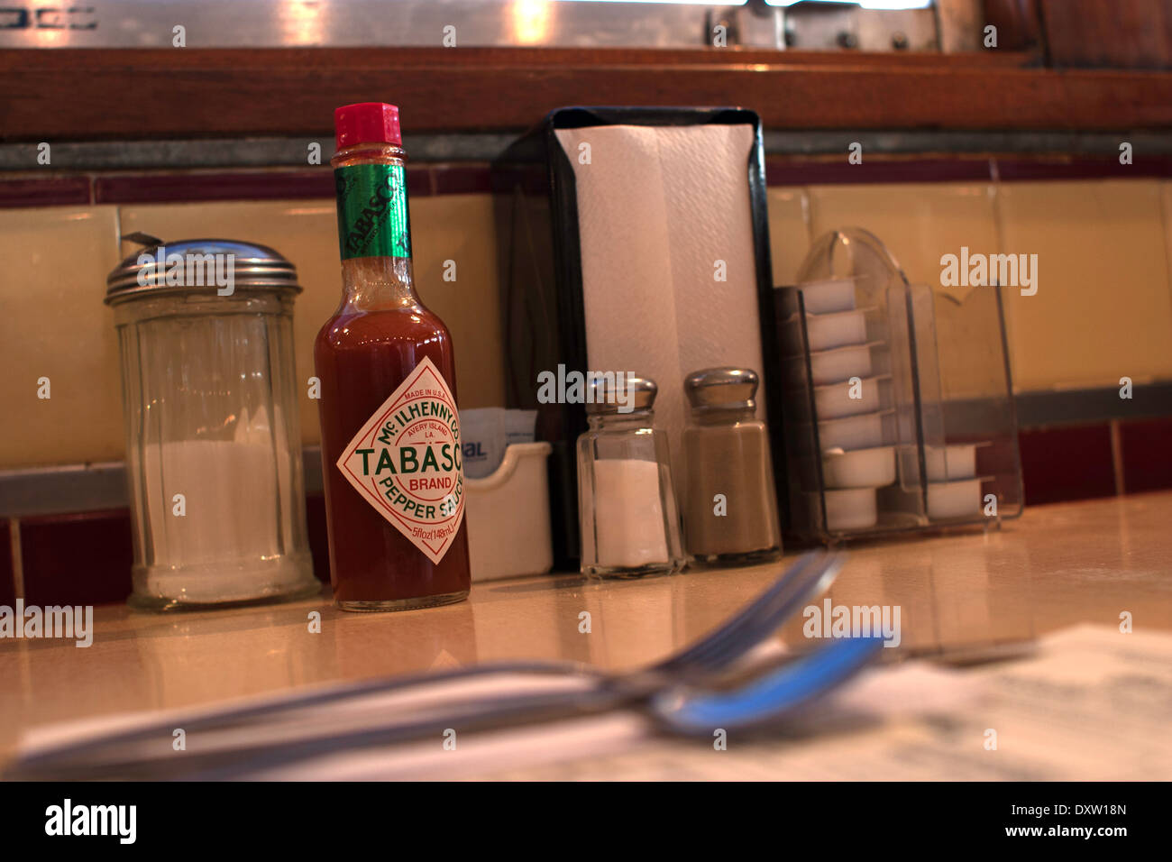 Diner condimenti sedersi sulla tavola dello stand in una piccola città diner. Foto Stock