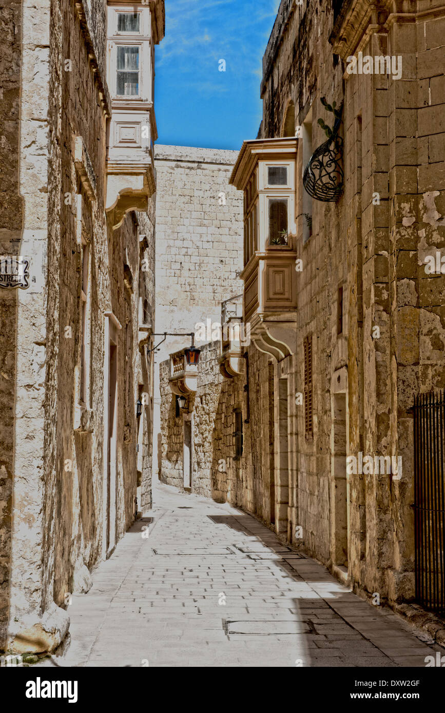 Una tipica strada di Mdina, comunemente denominato "città silenziosa. Malta. L'Europa. Foto Stock