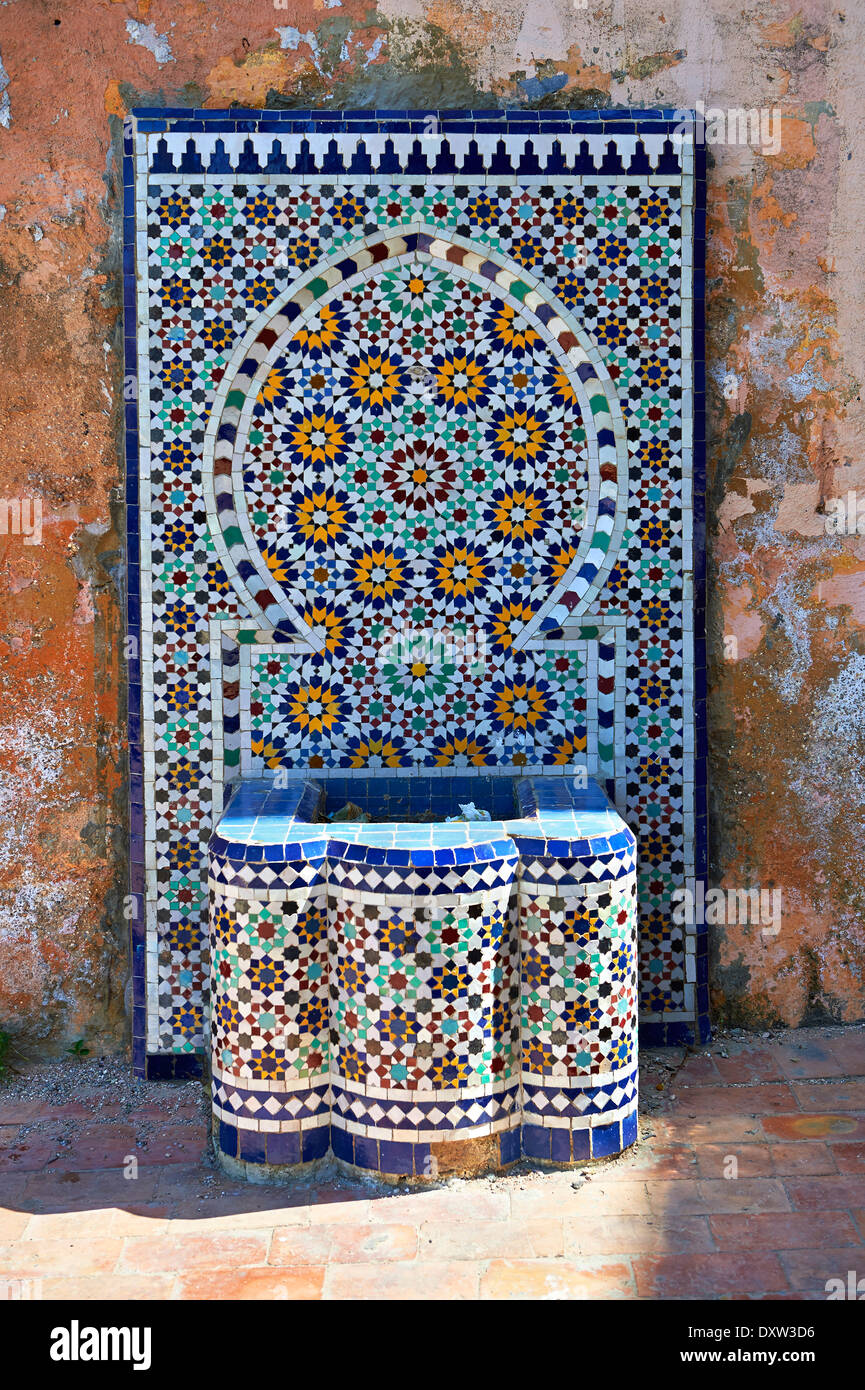 Piastrellate Arabesuqe Berber street fountain pozzetti della Medina. Un sito Patrimonio Mondiale dell'UNESCO. Meknes, Meknes-Tafilalet, Marocco Foto Stock