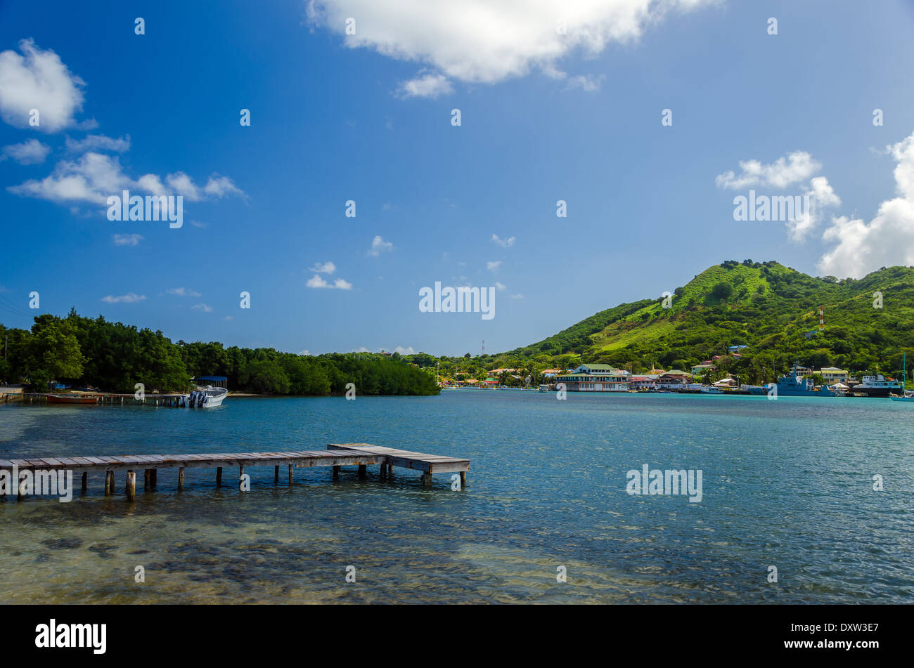 Dock in legno con isola tropicale in background in San Andres y Providencia, Colombia Foto Stock