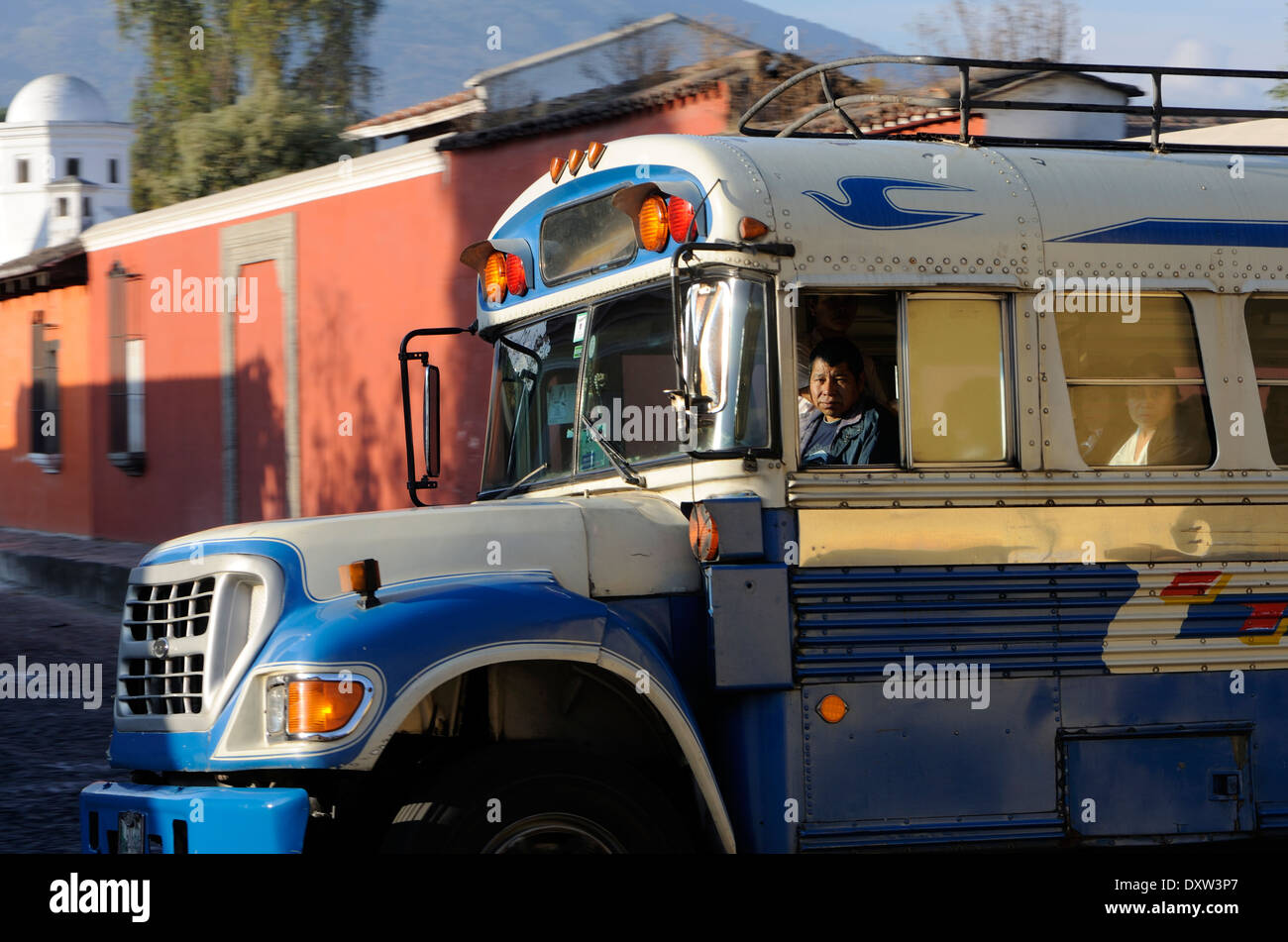 Un inizio di mattina il bus che viaggiano attraverso la rete di strade a senso unico in Antigua. Antigua Guatemala Foto Stock