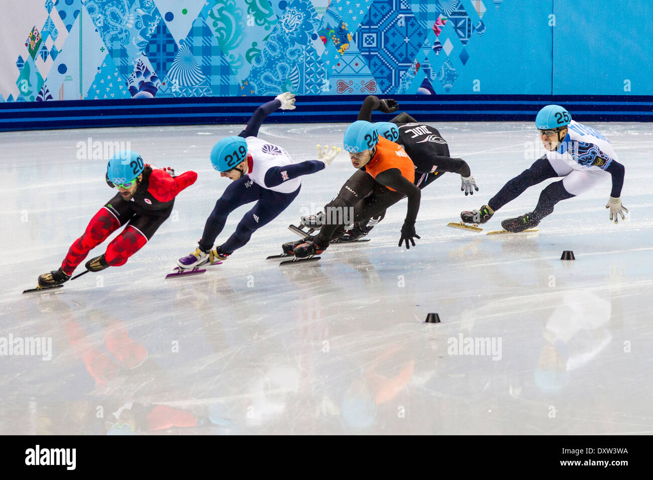 Charles Hamlin (CAN) Jack Whelbourne (GBR) e Sjinkie Knegt (NED) concorrenti negli uomini della Short Track 1500m semifinali Foto Stock