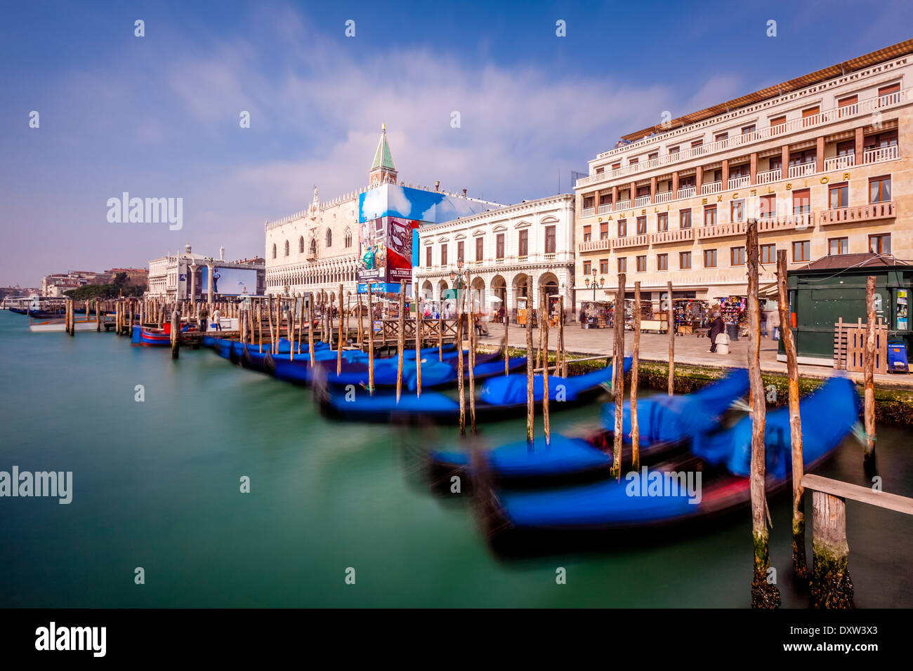 Gondole ormeggiate vicino a Piazza San Marco, Venezia, Italia Foto Stock