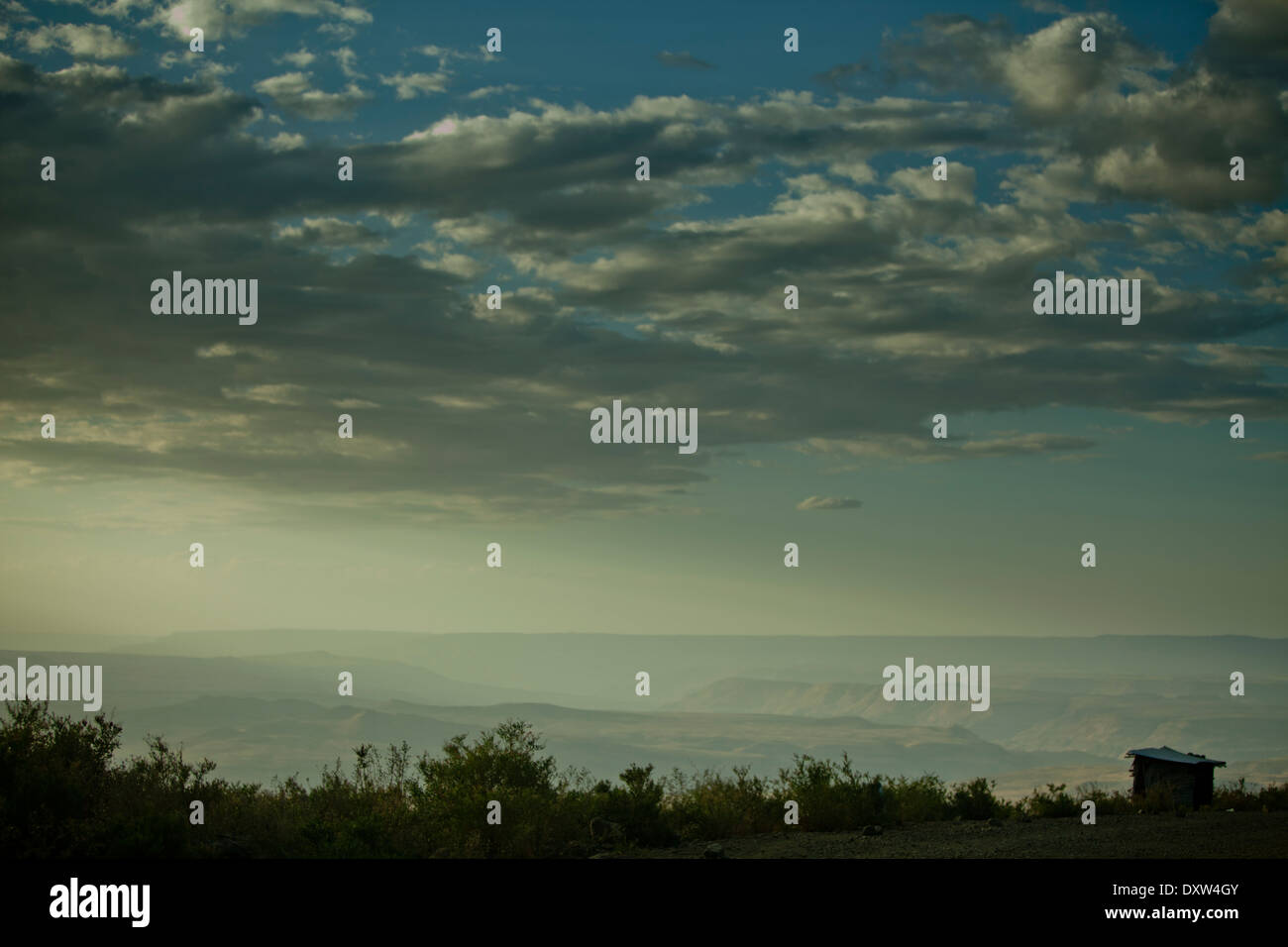 Aprire polverosi capanna etiope viste vista cielo molto nuvoloso Foto Stock