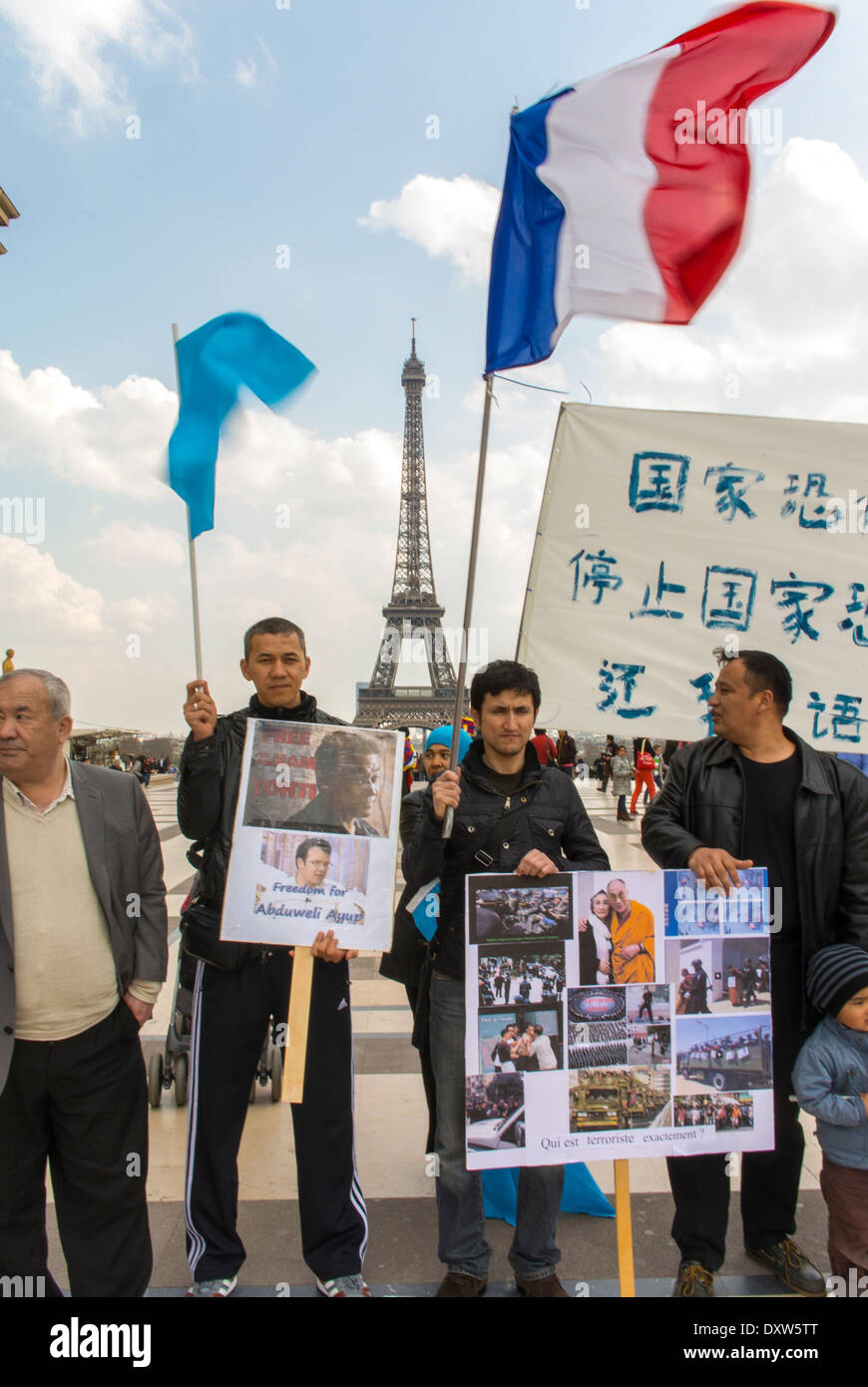 Le comunità etniche tibetane, taiwanesi e uigure di Francia, Demonstration, hanno chiesto ai cittadini francesi di mobilitarsi durante la visita del presidente cinese a Parigi, al posto dei diritti dell'uomo. Gruppo che tiene segnali di protesta, protesta contro la cina, politica internazionale, minoranze per i diritti umani e migranti Foto Stock