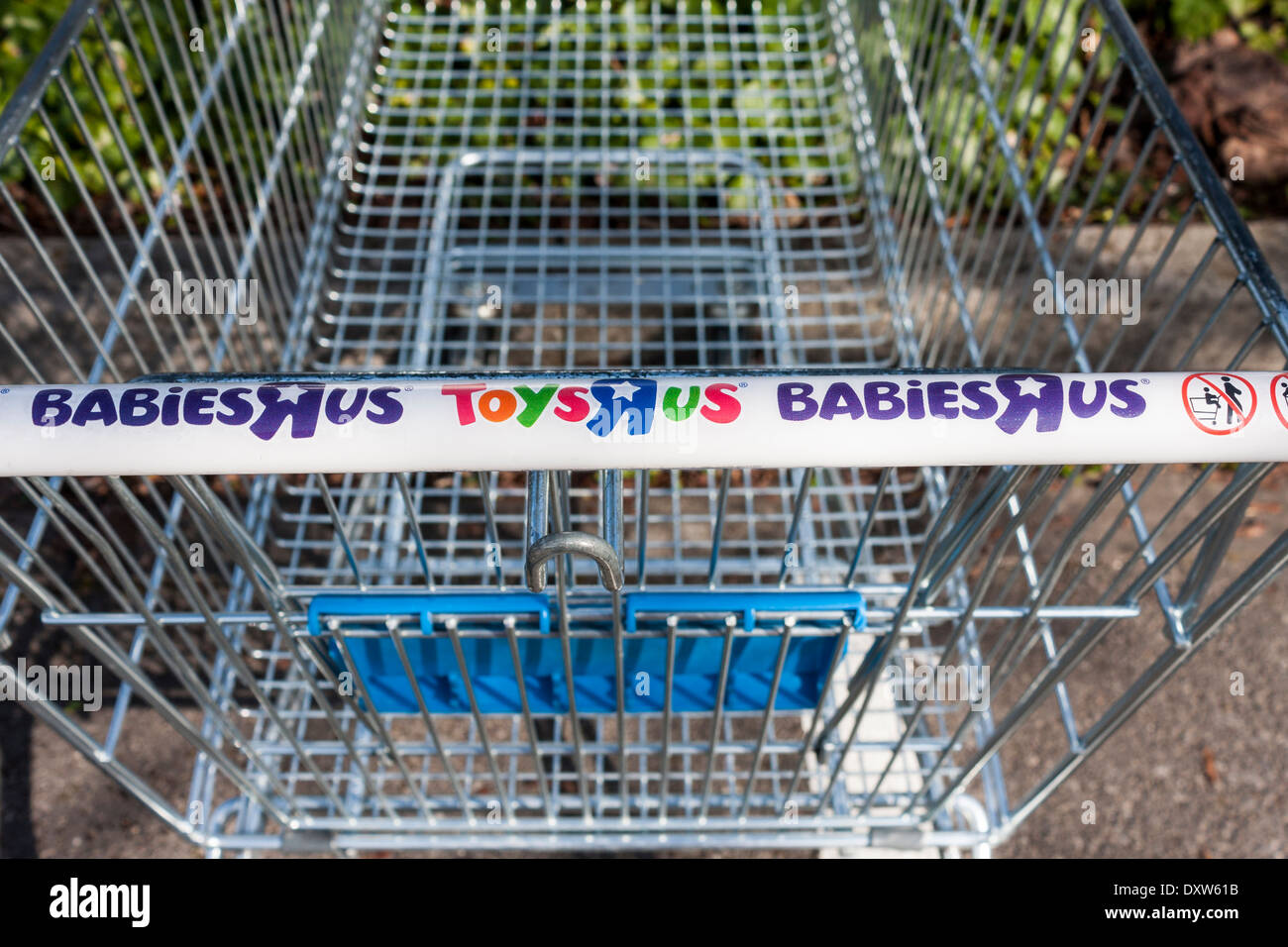 Carrelli della spesa al di fuori di un ToysRUs BabiesRUs superstore. Foto Stock