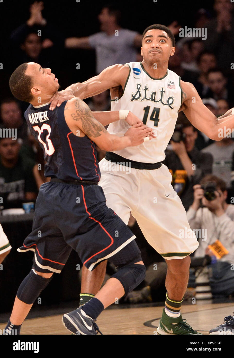 New York City, NY, STATI UNITI D'AMERICA. 30 Mar, 2014. Domenica 30 Marzo, 2014: Michigan State Spartans guard Gary Harris (14) colpisce involontariamente Connecticut Huskies guard Shabazz Napier (13) durante la seconda metà del torneo del NCAA Eastern Regional finale di partita di basket tra stati del Michigan e UConn al Madison Square Garden di New York, NY. UConn battere Michigan State 60-54 e anticipi per i quattro definitivi. Bill Shettle/Cal Sport Media. © csm/Alamy Live News Foto Stock