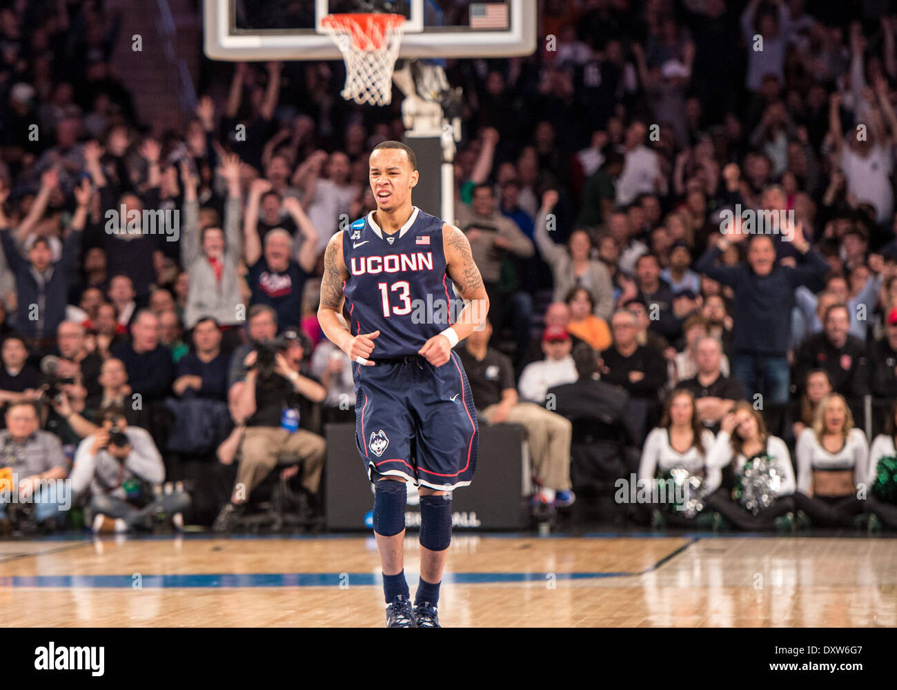 New York City, NY, STATI UNITI D'AMERICA. 30 Mar, 2014. Domenica 30 Marzo, 2014: Connecticut Huskies guard Shabazz Napier (13) reagisce come colpire una grande punto tre shot durante la seconda metà del torneo del NCAA Eastern Regional finale di partita di basket tra stati del Michigan e UConn al Madison Square Garden di New York, NY. UConn battere Michigan State 60-54 e anticipi per i quattro definitivi. Bill Shettle/Cal Sport Media. © csm/Alamy Live News Foto Stock