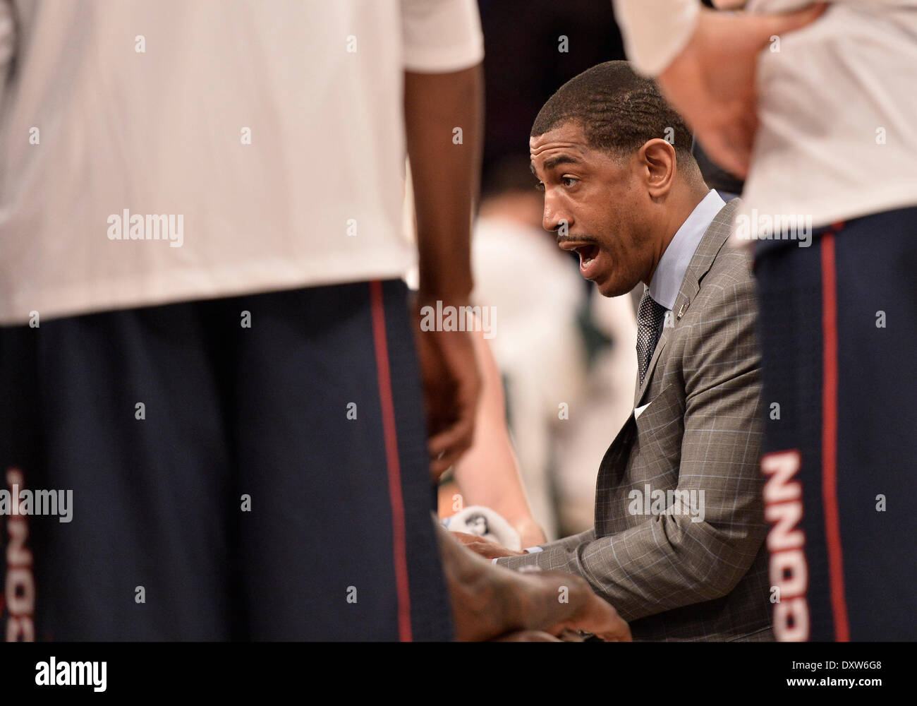 New York City, NY, STATI UNITI D'AMERICA. 30 Mar, 2014. Domenica 30 Marzo, 2014: Connecticut Huskies head coach Kevin Ollie parla al suo compagno di squadra in un timeout durante la seconda metà del torneo del NCAA Eastern Regional finale di partita di basket tra stati del Michigan e UConn al Madison Square Garden di New York, NY. UConn battere Michigan State 60-54 e anticipi per i quattro definitivi. Bill Shettle/Cal Sport Media. © csm/Alamy Live News Foto Stock