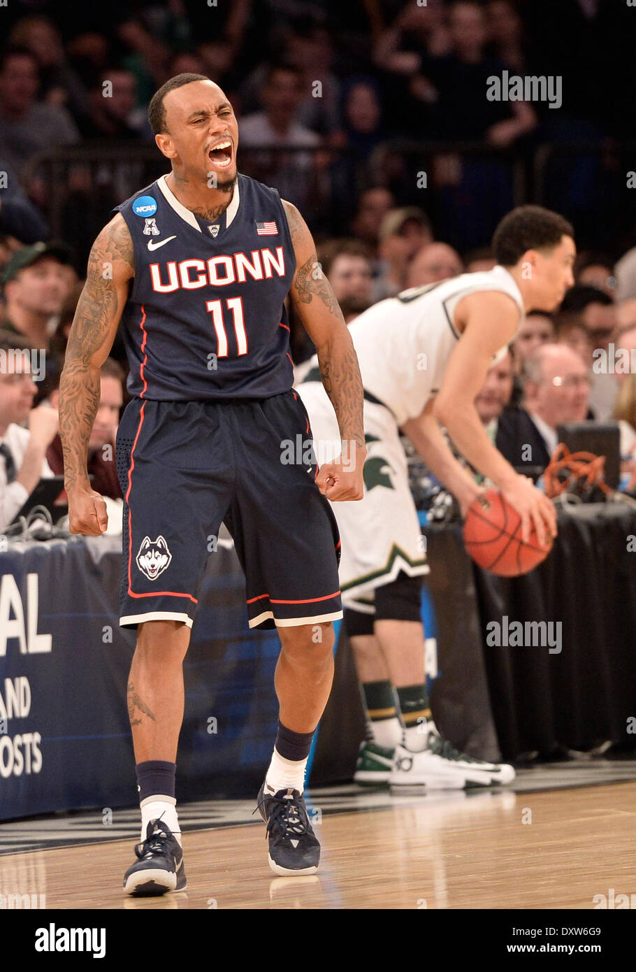 New York City, NY, STATI UNITI D'AMERICA. 30 Mar, 2014. Domenica 30 Marzo, 2014: Connecticut Huskies guard Ryan Boatright (11) celebra come Michigan State Spartans guard Travis Trice (20) perde la palla fuori di rimbalzo durante la seconda metà del torneo del NCAA Eastern Regional finale di partita di basket tra stati del Michigan e UConn al Madison Square Garden di New York, NY. UConn battere Michigan State 60-54 e anticipi per i quattro definitivi. Bill Shettle/Cal Sport Media. © csm/Alamy Live News Foto Stock
