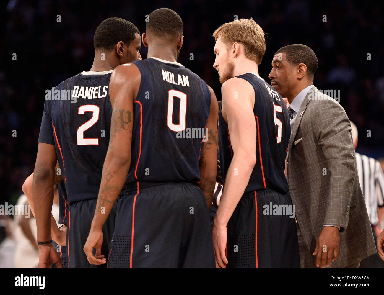 New York City, NY, STATI UNITI D'AMERICA. 30 Mar, 2014. Domenica 30 Marzo, 2014: Connecticut Huskies head coach Kevin Ollie parla al suo compagno di squadra durante la seconda metà del torneo del NCAA Eastern Regional finale di partita di basket tra stati del Michigan e UConn al Madison Square Garden di New York, NY. UConn battere Michigan State 60-54 e anticipi per i quattro definitivi. Bill Shettle/Cal Sport Media. © csm/Alamy Live News Foto Stock