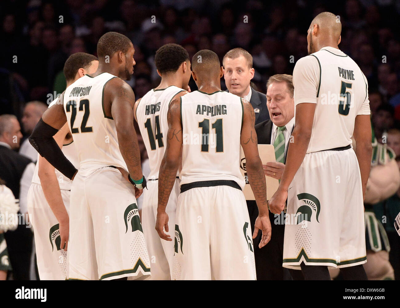 New York City, NY, STATI UNITI D'AMERICA. 30 Mar, 2014. Domenica 30 Marzo, 2014: Michigan State Spartans head coach Tom Izzo parla al suo compagno di squadra durante la seconda metà del torneo del NCAA Eastern Regional finale di partita di basket tra stati del Michigan e UConn al Madison Square Garden di New York, NY. UConn battere Michigan State 60-54 e anticipi per i quattro definitivi. Bill Shettle/Cal Sport Media. © csm/Alamy Live News Foto Stock