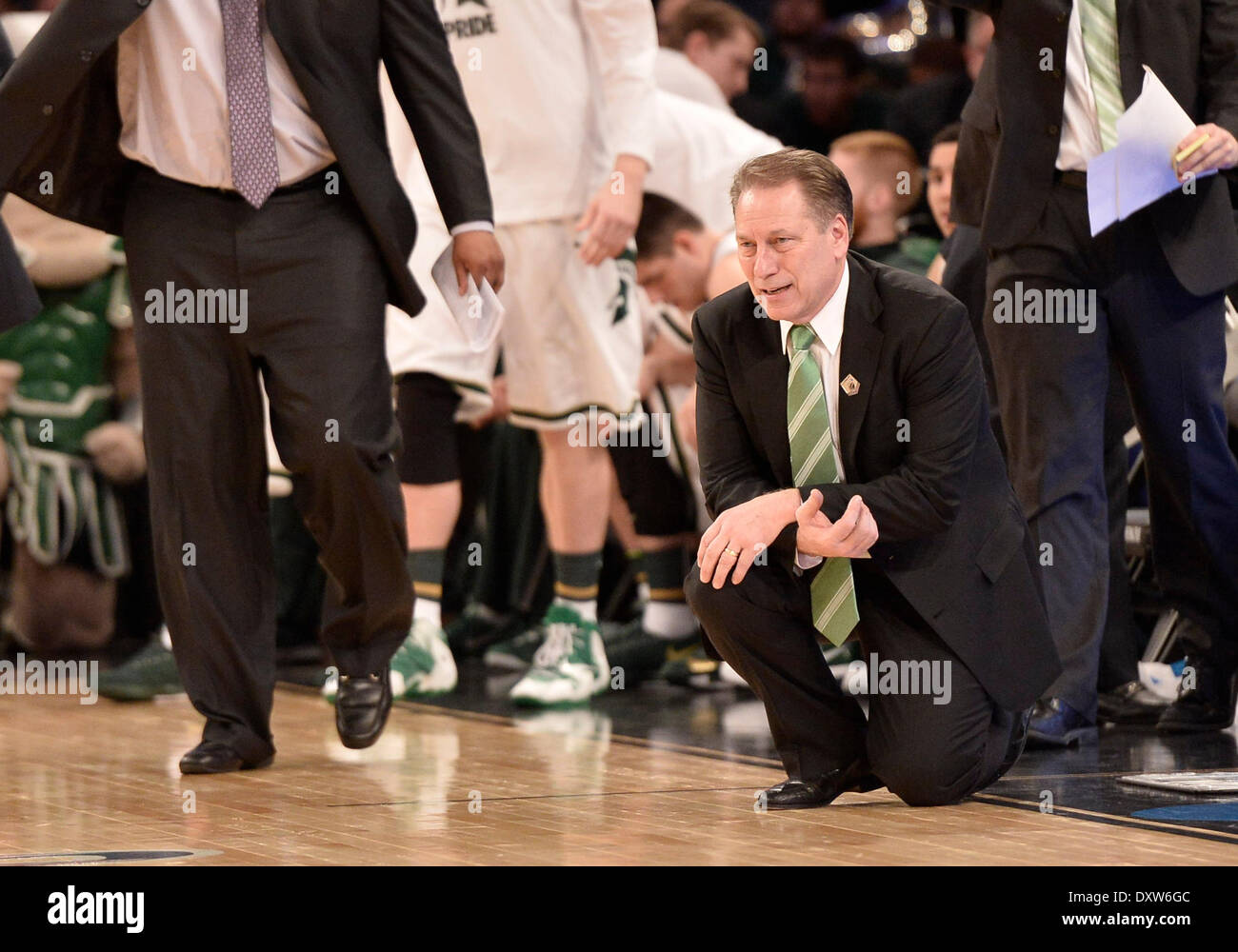 New York City, NY, STATI UNITI D'AMERICA. 30 Mar, 2014. Domenica 30 Marzo, 2014: Michigan State Spartans head coach Tom Izzo guarda dal margine durante la seconda metà del torneo del NCAA Eastern Regional finale di partita di basket tra stati del Michigan e UConn al Madison Square Garden di New York, NY. UConn battere Michigan State 60-54 e anticipi per i quattro definitivi. Bill Shettle/Cal Sport Media. © csm/Alamy Live News Foto Stock