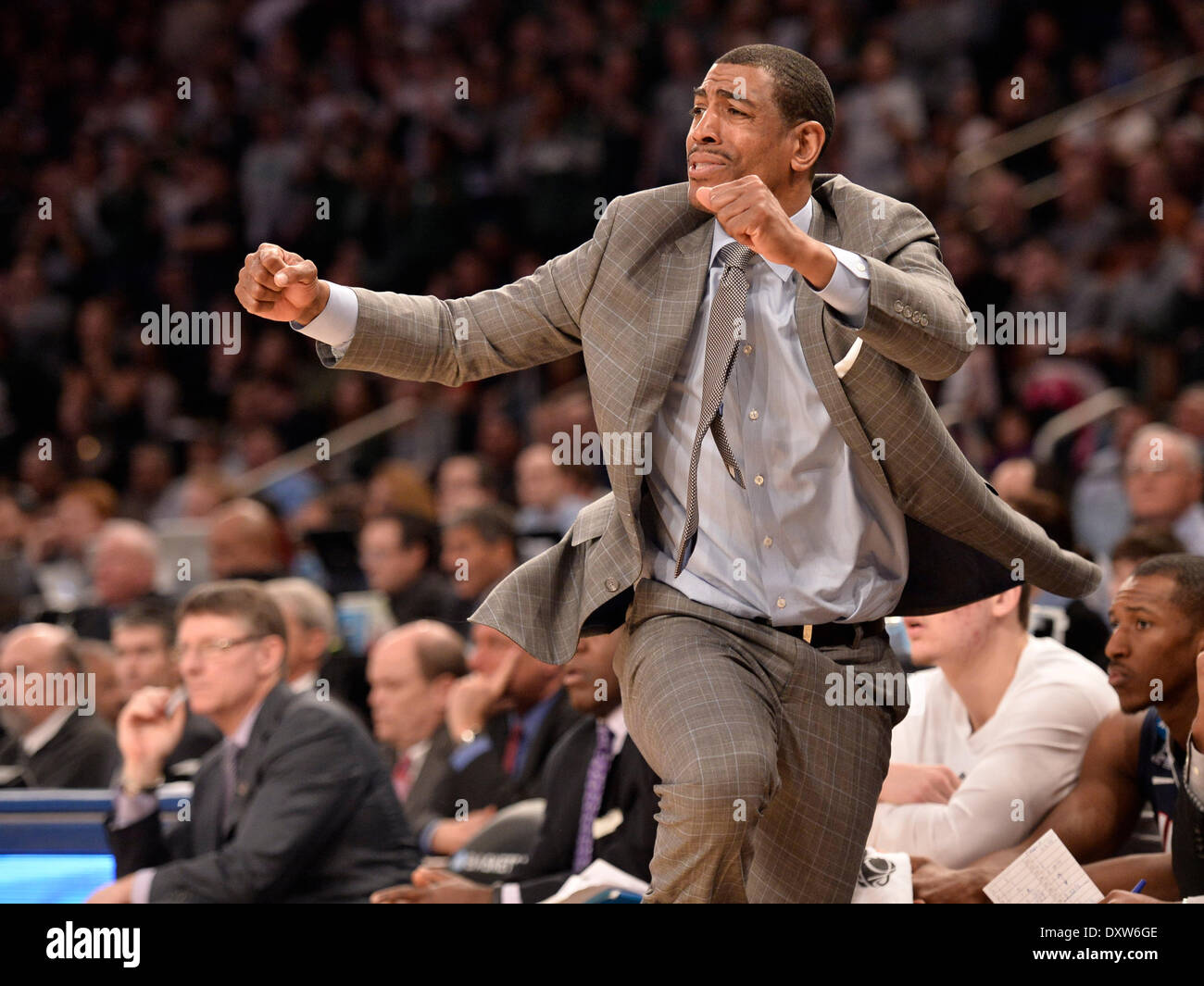 New York City, NY, STATI UNITI D'AMERICA. 30 Mar, 2014. Domenica 30 Marzo, 2014: Connecticut Huskies head coach Kevin Ollie reagisce a una chiamata durante la seconda metà del torneo del NCAA Eastern Regional finale di partita di basket tra stati del Michigan e UConn al Madison Square Garden di New York, NY. UConn battere Michigan State 60-54 e anticipi per i quattro definitivi. Bill Shettle/Cal Sport Media. © csm/Alamy Live News Foto Stock