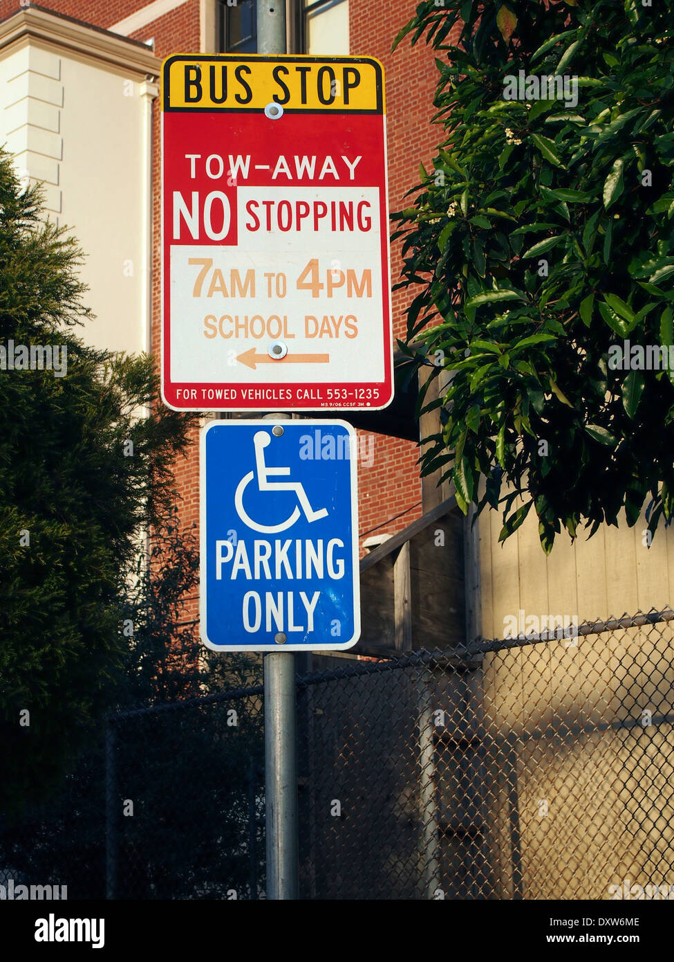 Scuola bus stop e portatori di handicap Parcheggio segni Foto Stock