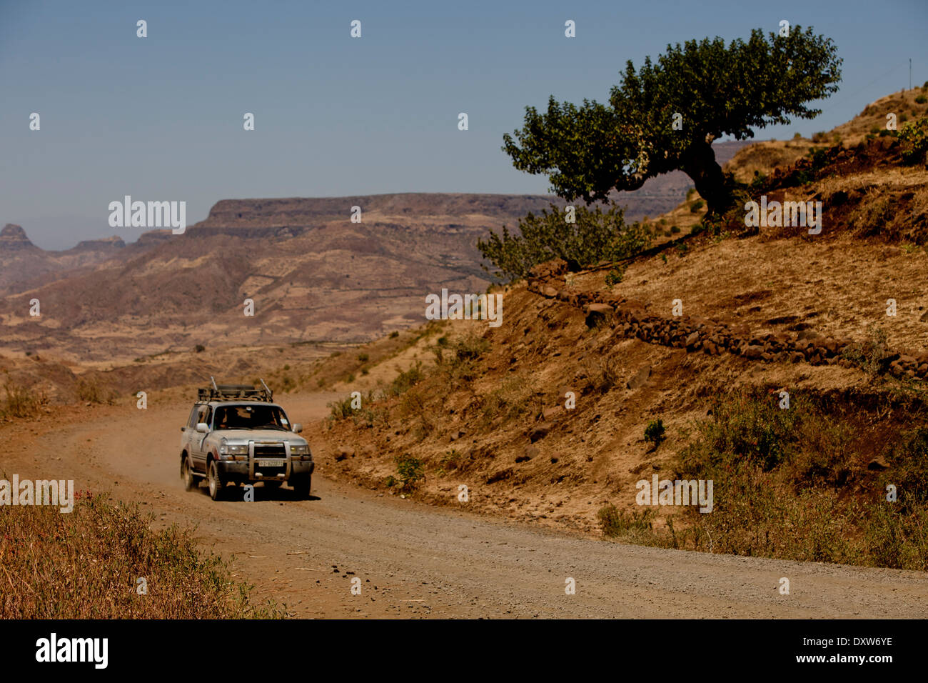 Avvolgimento strada etiope con 4WD tree e montagne Foto Stock