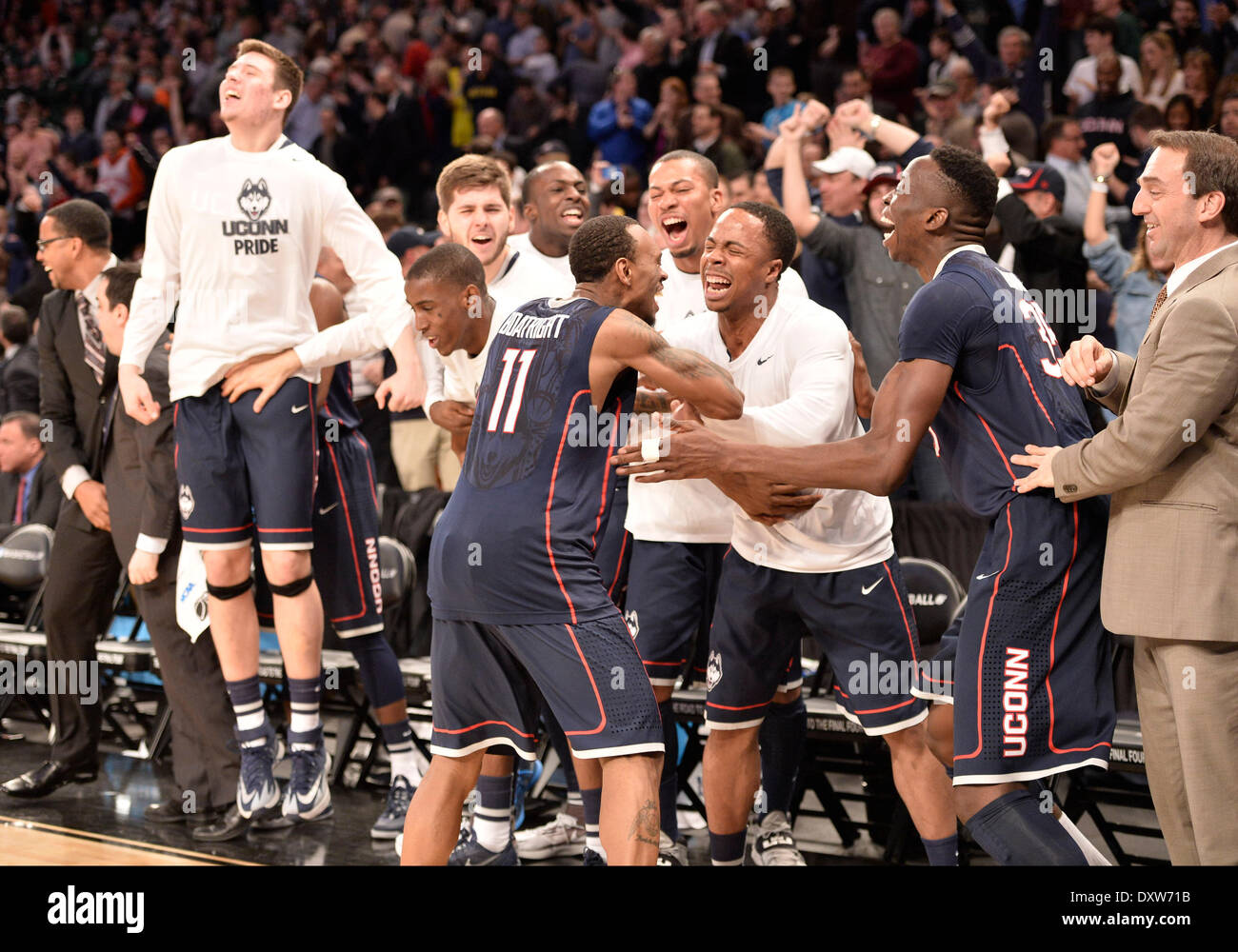 New York City, NY, STATI UNITI D'AMERICA. 30 Mar, 2014. Domenica 30 Marzo, 2014: Connecticut Huskies guard Ryan Boatright (11) festeggia con i compagni di squadra lungo i margini molto tardi durante la seconda metà del torneo del NCAA Eastern Regional finale di partita di basket tra stati del Michigan e UConn al Madison Square Garden di New York, NY. UConn battere Michigan State 60-54 e anticipi per i quattro definitivi. Bill Shettle/Cal Sport Media. © csm/Alamy Live News Foto Stock