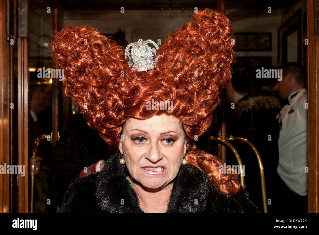 Donna in Costume lasciando Cafe Florian, il Carnevale di Venezia, Venezia, Italia Foto Stock