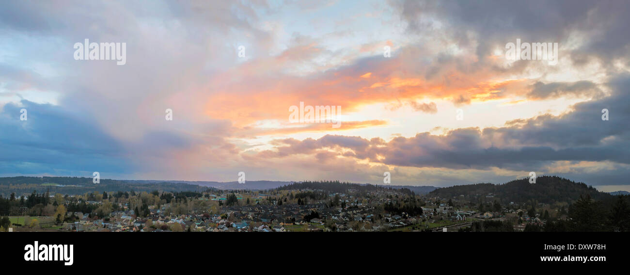 Tramonto a Happy Valley Oregon Cityscape con Mt Talbert Panorama Foto Stock