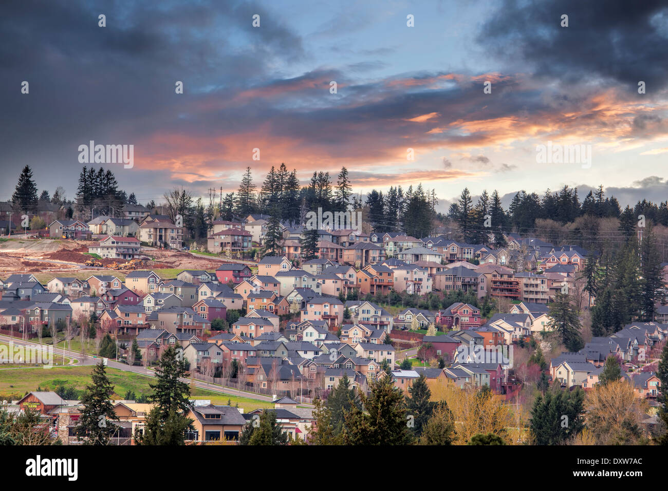 Nuvoloso Tramonto su Stati Uniti d'America Nord America residenziale suburbana nuova suddivisione in Happy Valley Oregon Foto Stock