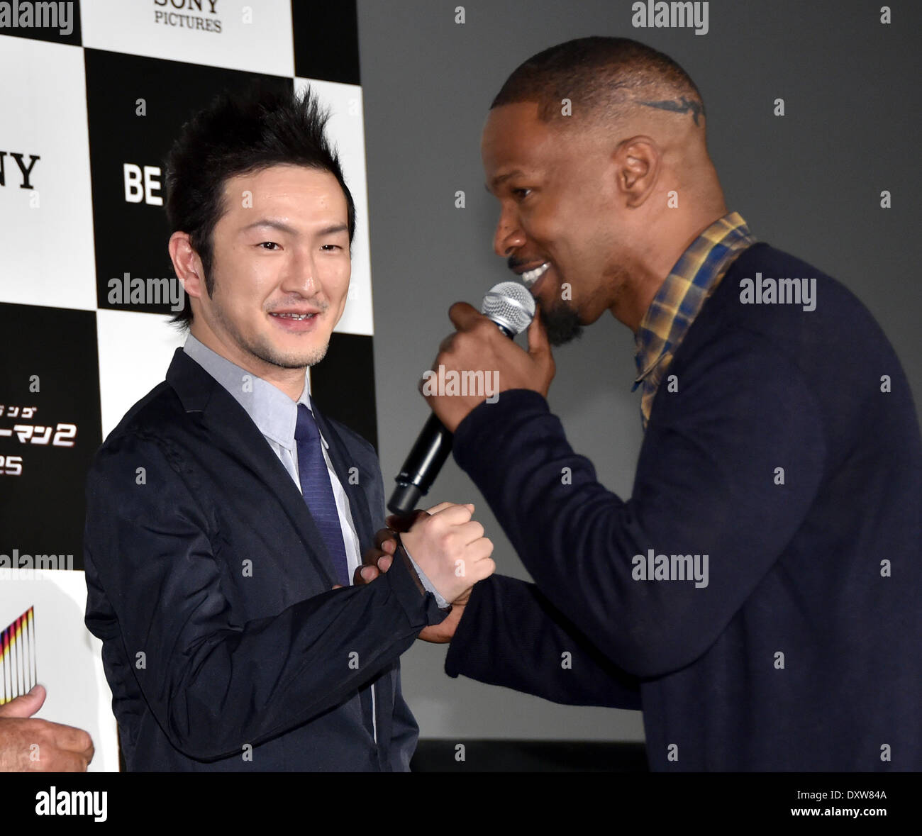 Tokyo, Giappone. Il 31 marzo, 2014. Shido Nakamura e Jamie Foxx, Mar 31, 2014 : Tokyo, Giappone - American film star Jamie Foxx, destra, scuote le mani con Kabuki giapponese attore Shido Nakamura durante un aspetto di promozione per la prossima avventura di Hollywood film 'Amazing Spider-Man 2' a Tokyo lunedì, 31 marzo 2014. Credito: Natsuki Sakai/AFLO/Alamy Live News Foto Stock
