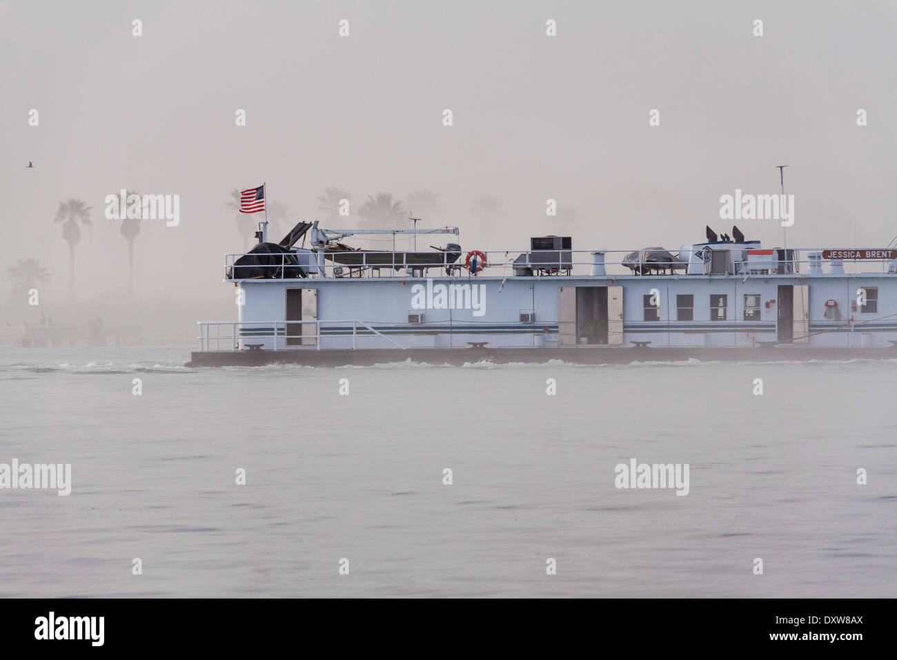 Towboat e chiatta in nebbia a Port Aransas, Texas. Foto Stock