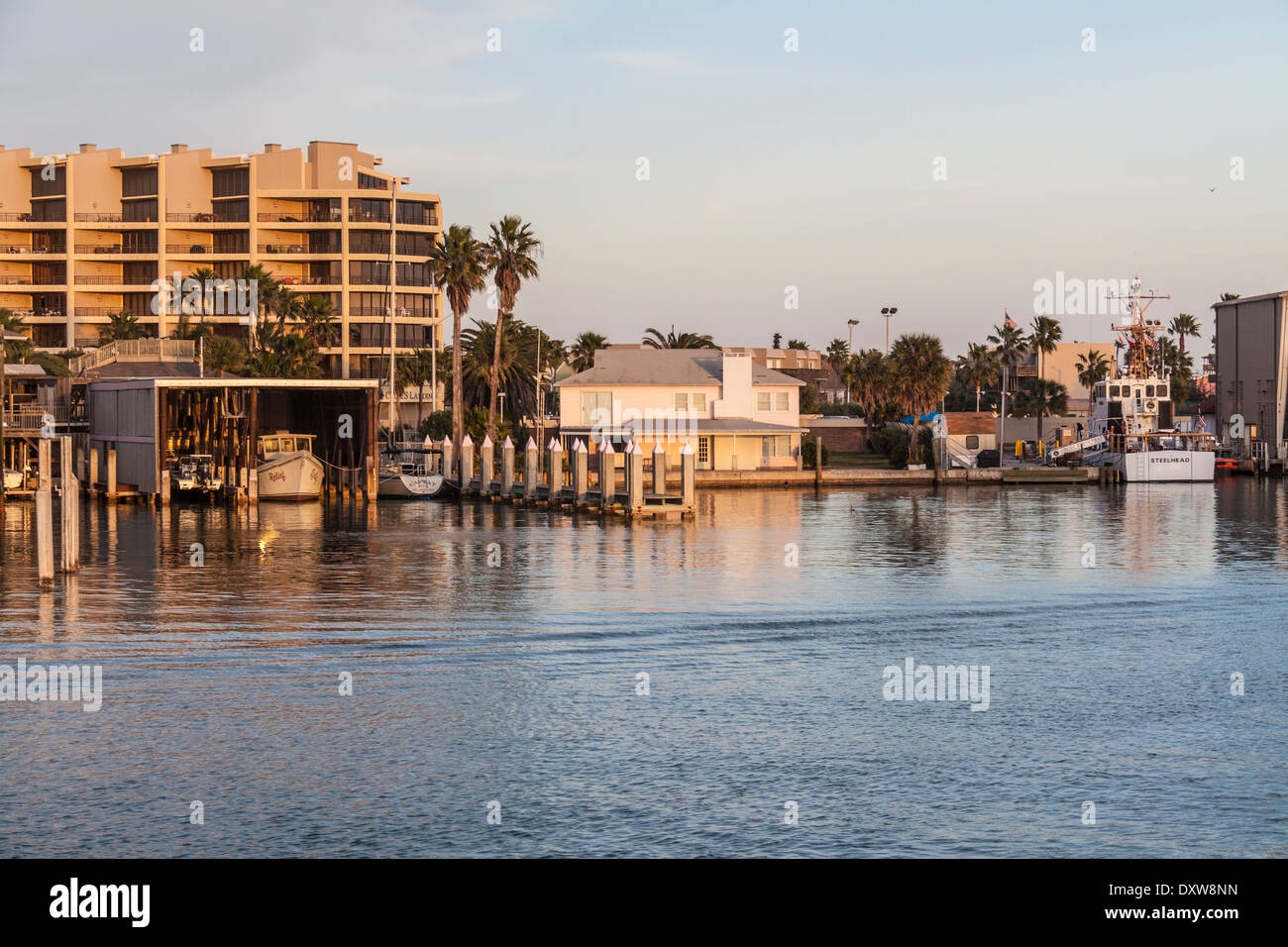 Hotel resort a Port Aransas Harbour e Villaggio dei pescatori, Port Aransas, Texas. Foto Stock